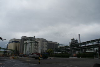 このような工場地帯の中に知多蒸溜場は佇んでいます